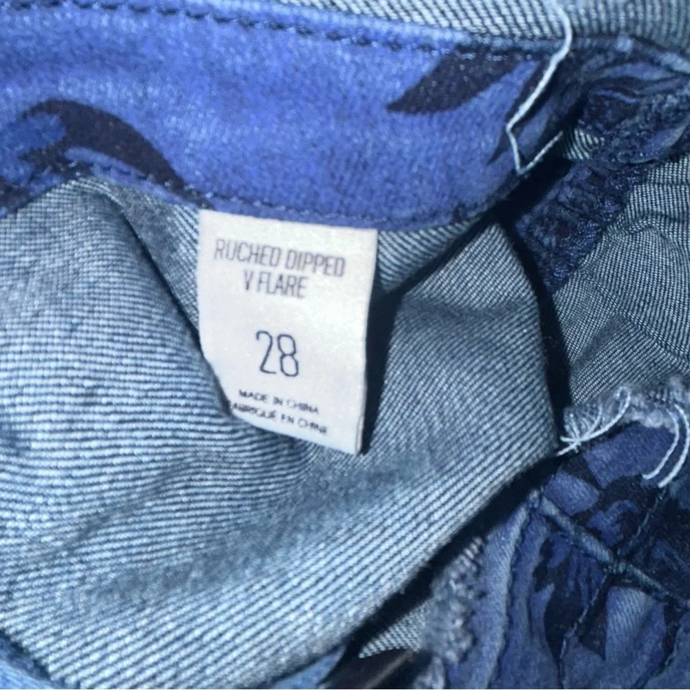 BDG Printed‎ Ruched Dipped V-Front Flare Jean size 28 - Picture 8 of 9